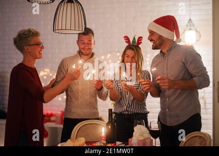 Buona vigilia di natale con la famiglia. Amici di Natale. Foto Stock