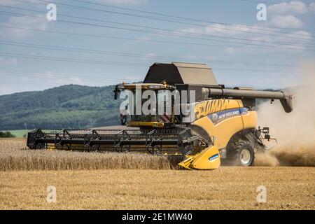 Una mietitrebbia New Holland che lavora in un campo a Eisenach, in Germania Foto Stock