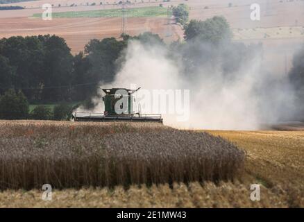 Vista frontale di una mietitrebbia John Deere che lavora in un campo a Eisenach, Germania Foto Stock