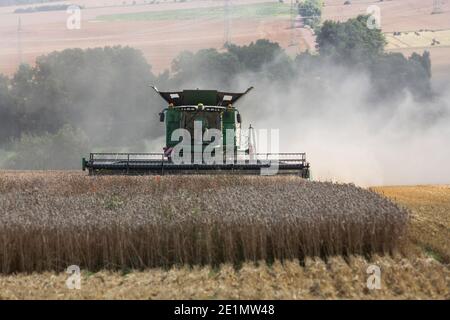 Vista frontale di una mietitrebbia John Deere che lavora in un campo a Eisenach, Germania Foto Stock