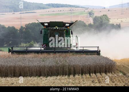 Vista frontale di una mietitrebbia John Deere che lavora in un campo a Eisenach, Germania Foto Stock