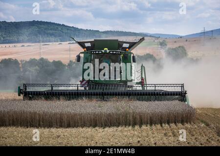 Vista frontale di una mietitrebbia John Deere che lavora in un campo a Eisenach, Germania Foto Stock