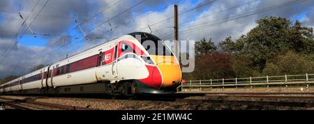 LNER, treno Azuma 800 Class, East Coast Main Line Railway, Peterborough, Cambridgeshire, Inghilterra, Regno Unito Foto Stock