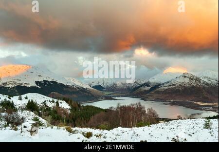 SCOZIA WEST COAST HIGHLANDS KINTAIL LUCE INVERNALE SERA SU CINQUE SORELLE MONTAGNE UNA VISTA DAL BEALACH RATAGAIN SUL STRADA PER GLENELG Foto Stock