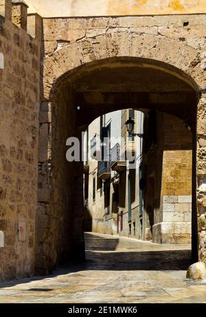 Strade strette con case e finestre chiuse nel SA Portella del centro storico di Palma Mallorca Isole Baleari Spagna Foto Stock