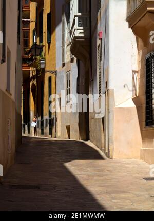 Strade strette con case e finestre chiuse nel SA Portella del centro storico di Palma Mallorca Isole Baleari Spagna Foto Stock