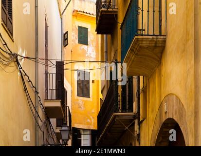 Strade strette con case e finestre chiuse nel SA Portella del centro storico di Palma Mallorca Isole Baleari Spagna Foto Stock