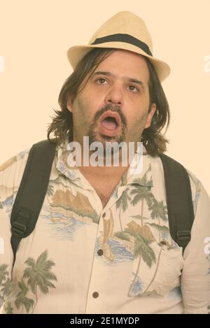 Fat uomo caucasico guardando scioccato pronto per le vacanze Foto Stock