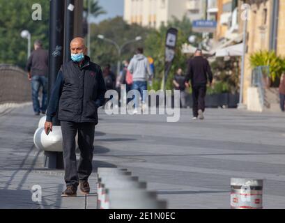 (210108) -- NICOSIA, 8 gennaio 2021 (Xinhua) -- un uomo che indossa una maschera cammina nel centro di Nicosia, Cipro, 8 gennaio 2021. Le autorità cipriote stanno estendendo le restrizioni COVID-19 in modo da frenare la rapida diffusione del virus, ha annunciato venerdì il ministro della Sanità Constantinos Ioannou. Egli ha detto che le restrizioni, che entreranno in vigore domenica mattina fino alla fine di gennaio, comprendono la chiusura di tutti i negozi tranne quelli che offrono servizi essenziali, come supermercati, panetterie e farmacie, il divieto di tutte le riunioni pubbliche e private e la continuazione del divieto di circolazione notturna a partire dalle 21.00 Foto Stock