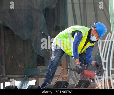 (210108) -- NICOSIA, 8 gennaio 2021 (Xinhua) -- UN lavoratore che indossa una maschera facciale è visto nel centro di Nicosia, Cipro, 8 gennaio 2021. Le autorità cipriote stanno estendendo le restrizioni COVID-19 in modo da frenare la rapida diffusione del virus, ha annunciato venerdì il ministro della Sanità Constantinos Ioannou. Egli ha detto che le restrizioni, che entreranno in vigore domenica mattina fino alla fine di gennaio, comprendono la chiusura di tutti i negozi, ad eccezione di quelli che offrono servizi essenziali, come supermercati, panifici e farmacie, il divieto di tutte le riunioni pubbliche e private e la continuazione del divieto di circolazione notturna a partire dalle 9 Foto Stock