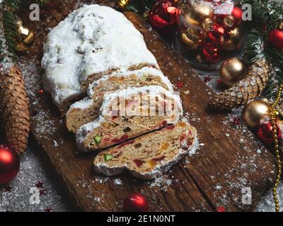 Stollen natalizi tradizionali, biscotti e decorazioni natalizie, dessert di pasticceria Foto Stock