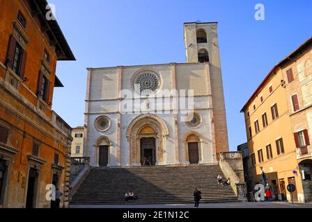 Todi, Umbria, Italia. Cattedrale di Todi / Duomo di Todi / Concattedrale della Santissima Annunziata (14C) facciata ovest Foto Stock