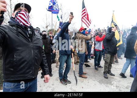 Washington DC, Stati Uniti. 06 gennaio 2021. Il manifestante pro-Trump è venuto a radunarsi intorno al Campidoglio armato di metallo. L'invasione illegale ha causato quattro morti di manifestanti, 50 agenti di polizia sono stati feriti e un sacco di proprietà danneggiate. (Foto di Lev Radin/Pacific Press) Credit: Pacific Press Media Production Corp./Alamy Live News Foto Stock