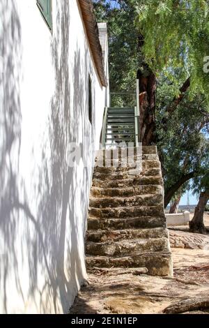 Antico edificio agricolo olandese del Capo con una scala esterna Foto Stock