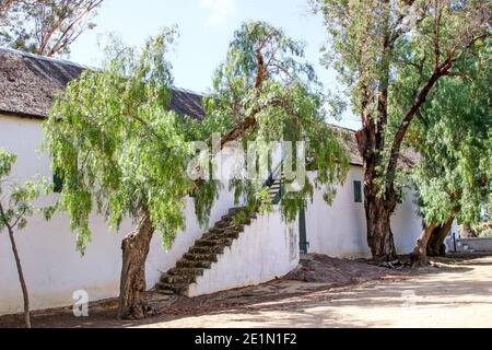 Antico edificio agricolo olandese del Capo con una scala esterna Foto Stock