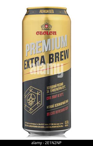 Ucraina, Kiev - Dicembre 28. 2020: Birra in lattina di alluminio Obolon Premium Extra Brew prodotta in Ucraina, su sfondo bianco. Confezionamento isolato per catalo Foto Stock