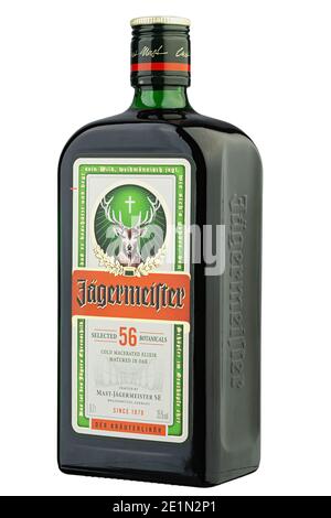 Ucraina, Kiev - Dicembre 28. 2020: Bottiglia di Jagermeister, digestivo tedesco fatto con 56 erbe e spezie, prodotto di punta del Mast-Jagermeister S. Foto Stock