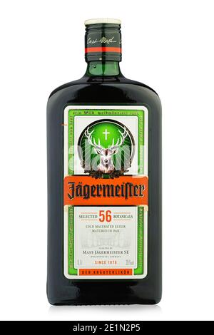 Ucraina, Kiev - Dicembre 28. 2020: Bottiglia di Jagermeister, digestivo tedesco fatto con 56 erbe e spezie, prodotto di punta del Mast-Jagermeister S. Foto Stock