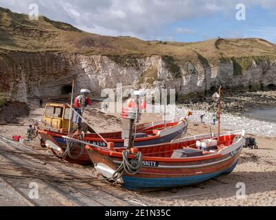 Barche da pesca acciottolate dello Yorkshire, North Landing, Flamborough, Yorkshire, Inghilterra, GB Foto Stock