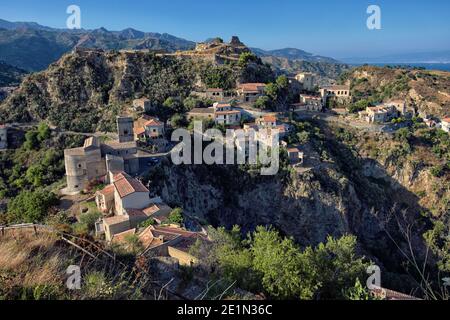 Vista su un pittoresco villaggio in Sicilia, nella città di Savoca le rovine del Castello di Pentefur si trovano su una delle due colline su cui sorge l'abitato Foto Stock