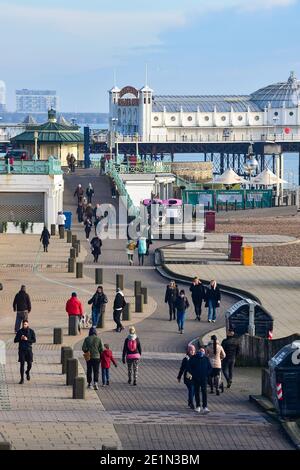 Brighton UK 8 gennaio 2021 - tempo per una passeggiata lungo il lungomare di Brighton come il coronavirus COVID-19 restrizioni di blocco continuare in Inghilterra: Credit Simon Dack / Alamy Live News Foto Stock