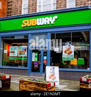 Londra UK, Gennaio 08 2021, Subway High Street Fast Food Takeaway Shop Front Wing No People durante il Covisd-19 Lockdown, aperto solo per il Takeout Food Foto Stock
