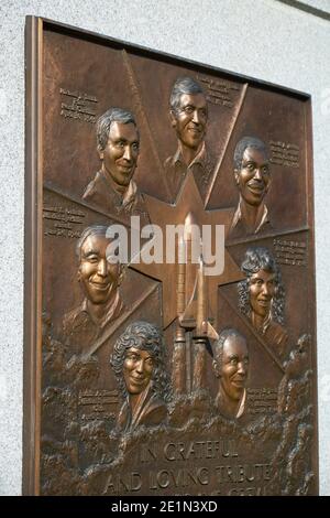 Lapide in bronzo dedicata ai membri dell'equipaggio dell'incidente Challenger dello Space Shuttle del 1986. Al Cimitero Nazionale di Arlington. Foto Stock