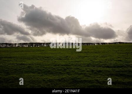 Kingsclere discende sulle nuvole sovrastanti con le colline ondulate hampshire regno unito Foto Stock