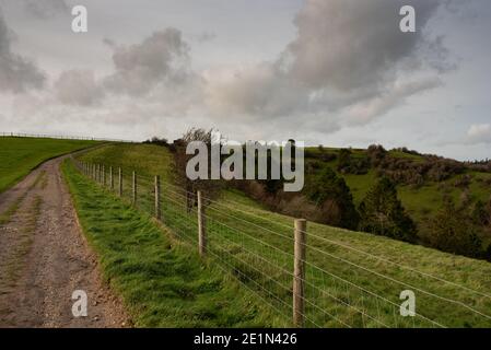 Kingsclere discende sulle nuvole sovrastanti con le colline ondulate hampshire regno unito Foto Stock