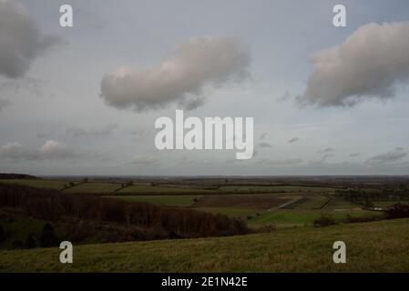 Kingsclere discende sulle nuvole sovrastanti con le colline ondulate hampshire regno unito Foto Stock