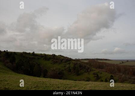 Kingsclere discende sulle nuvole sovrastanti con le colline ondulate hampshire regno unito Foto Stock