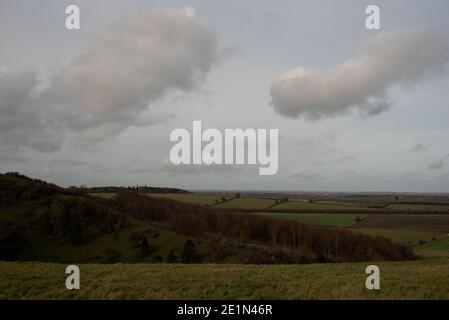 Kingsclere discende sulle nuvole sovrastanti con le colline ondulate hampshire regno unito Foto Stock