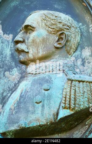 Una patina verde e intemperie busto fregio a Brigadier-generale Theodore J Wint. Al Cimitero Nazionale di Arlington vicino a Washington DC. Foto Stock