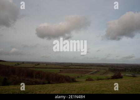 Kingsclere discende sulle nuvole sovrastanti con le colline ondulate hampshire regno unito Foto Stock