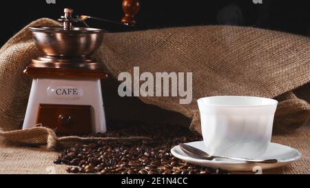 Macinacaffè vecchio d'epoca, cezve e chicchi di caffè. Foto Stock