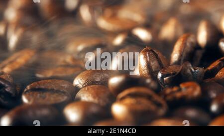 Chicchi di caffè appena tostati e affumicati. Foto Stock