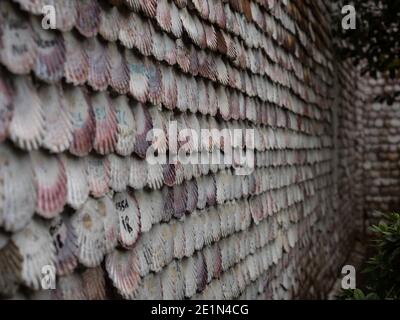 Ermida San Sebastian San Caralampio Casa de las Conchas cappella santuario edificio facciata coperta di conchiglie decorazione, Illa Ilha da Toxa Isla de la T. Foto Stock