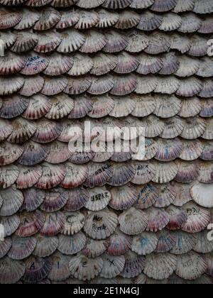 Ermida San Sebastian San Caralampio Casa de las Conchas cappella santuario edificio facciata coperta di conchiglie decorazione, Illa Ilha da Toxa Isla de la T. Foto Stock