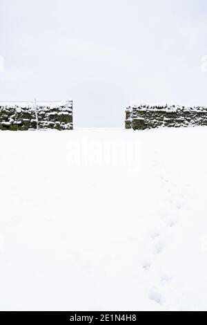 Muro di pietra a secco coperto di neve, North Pennines UK Foto Stock