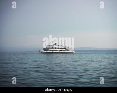 Panorama del lago di Costanza Bodensee isolato vecchio traghetto passeggeri tradizionale trasporto in barca a bordo di un tranquillo lago di acqua blu Germania Aust Foto Stock