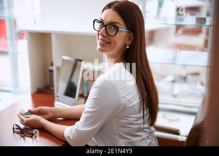 Medico che gira la testa verso la fotocamera Foto Stock