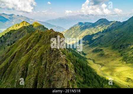 Valtellina (IT), veduta aerea della valle del Bomino sopra Morbegno Foto Stock