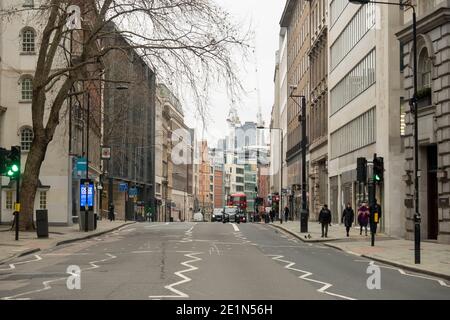 Londra- High Holborn, una città simbolo di Londra strada vuota a causa del blocco Covid 19 Foto Stock