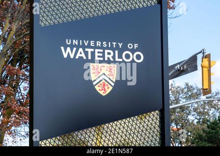 Waterloo, ON, Canada - 17 ottobre 2020: Il cartello del pilone dell'Università di Waterloo (UW) si trova all'ingresso principale del campus di Waterloo, ON, Canada Foto Stock