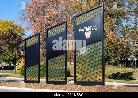 Waterloo, ON, Canada - 17 ottobre 2020: Il cartello del pilone dell'Università di Waterloo (UW) si trova all'ingresso principale del campus di Waterloo, ON, Canada Foto Stock