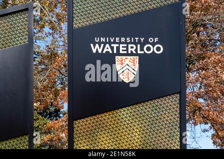 Waterloo, ON, Canada - 17 ottobre 2020: Il cartello del pilone dell'Università di Waterloo (UW) si trova all'ingresso principale del campus di Waterloo, ON, Canada Foto Stock