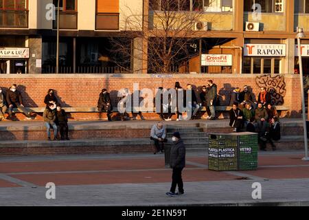 Milano, Italia. 8 gennaio 2021. Zona gialla di Milano covid-19 - gente nei locali e nei dintorni della vita notturna/aperitivi - naviglio grande e area portuale solo per uso editoriale Credit: Independent Photo Agency/Alamy Live News Foto Stock