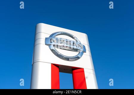 Waterloo, Ontario, Canada - 17 ottobre 2020: Un cartello in nylon con il cielo blu sullo sfondo all'esterno di un concessionario di auto a Waterloo, Ontario, Canada. Foto Stock