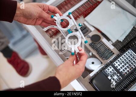 Medico che prende una struttura di prova da un caso Foto Stock