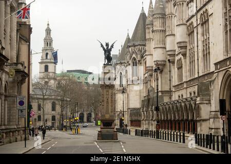 Londra, gennaio 2021: Fleet Street e la Corte di giustizia reale. Via vuota a causa della chiusura a chiave del Covid 19 Foto Stock